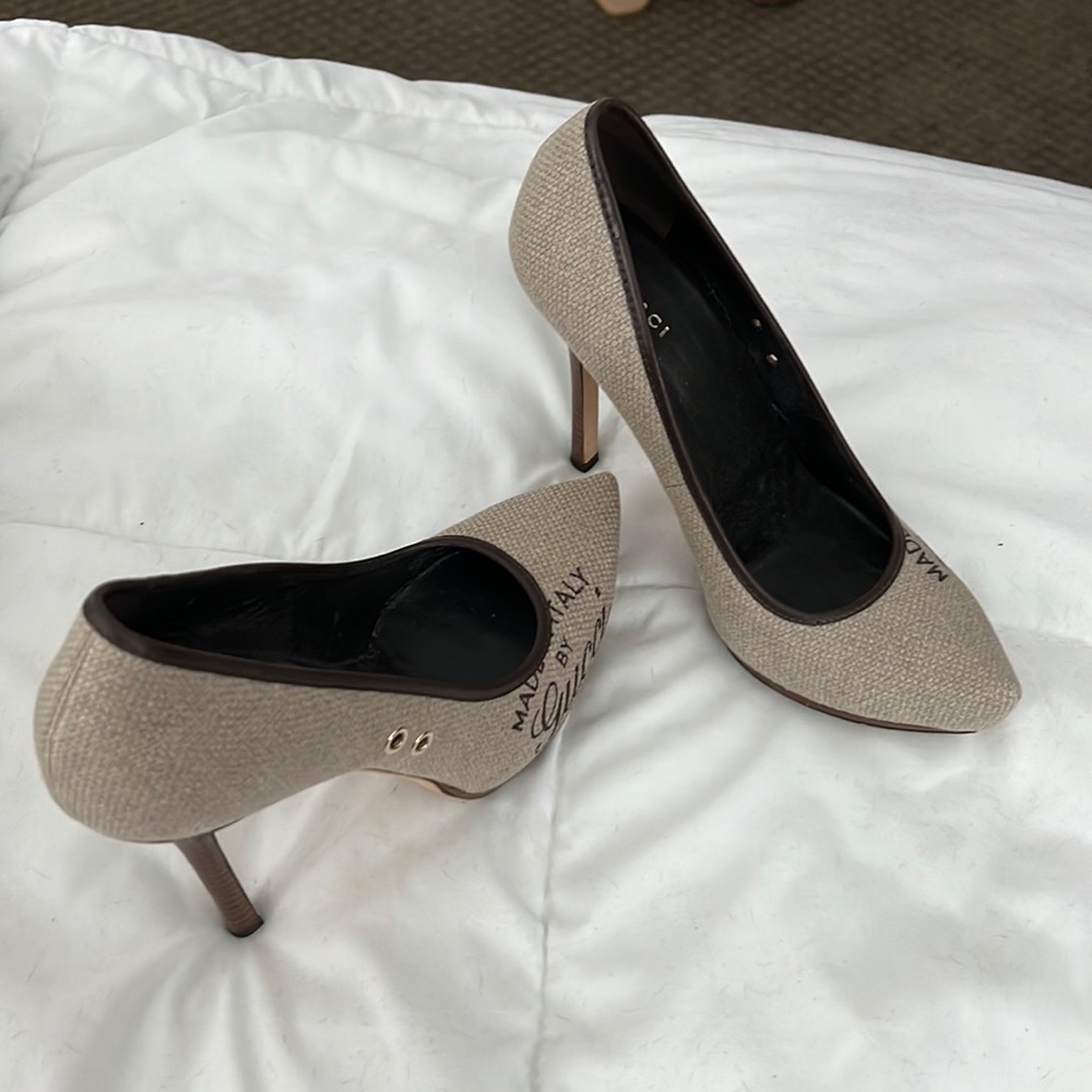 Rare!! Discontinued can’t buy!! Beautiful Gucci logo pump